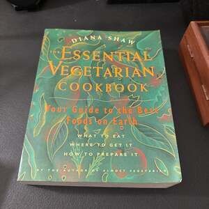 The Essential Vegetarian Cookbook: Your Guide to the Best Foods on Earth: What t